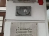 Мемориальная доска на здании, в котором в 1941 г. формировался артиллерийский полк 6-й дивизии народного ополчения Дзержинского района г. Москвы.  Октябрьская улица, 81